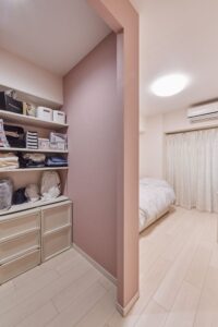 ピンクを取り入れたウォームカラーインテリア