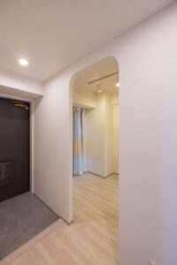 ワークスペース入口のアーチ開口