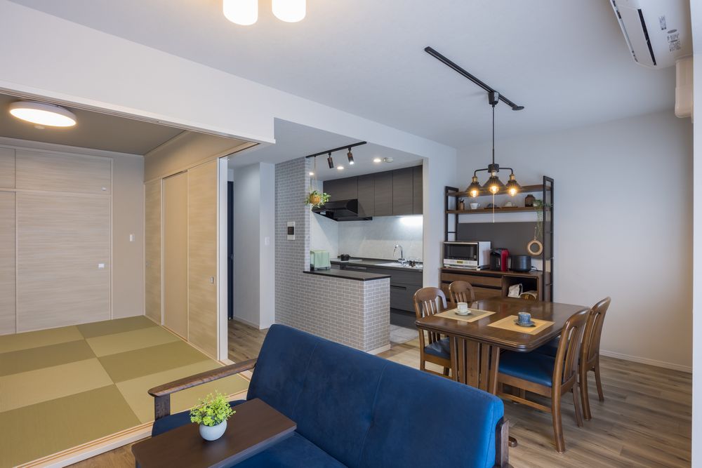 マンションのグレーキッチン施工事例開放感を生むレイアウト