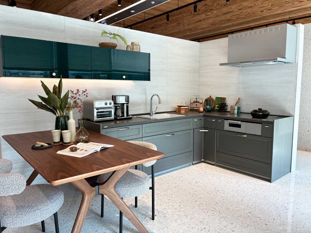 調理から配膳までの動きを最小限にしたコの字風レイアウト