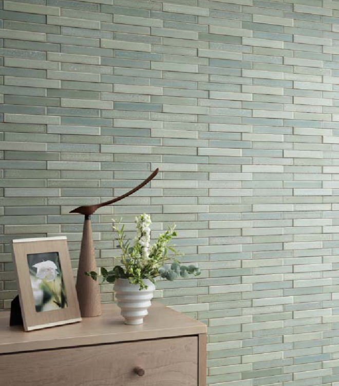 グリーン系エコカラットの壁面と木製チェスト・花のインテリアコーディネート