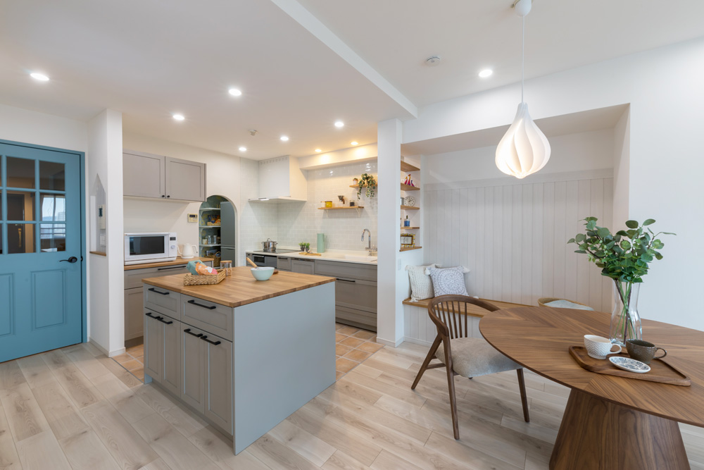 北欧インテリアのLDKウッドワンブルーグレーのキッチン