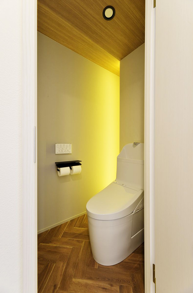 間接照明の柔らかな光がスタイリッシュで落ち着いたトイレ空間