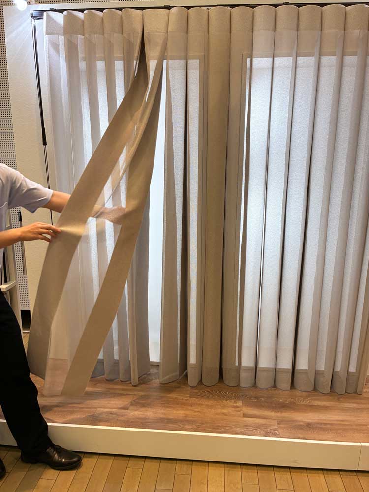 タチカワブラインドエアレを広げて見せている