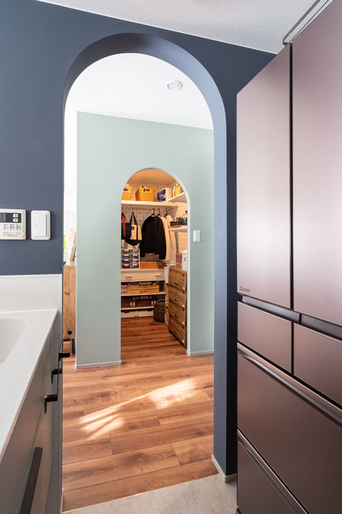 アーチ開口のキッチンとウォークインクローゼットの入口